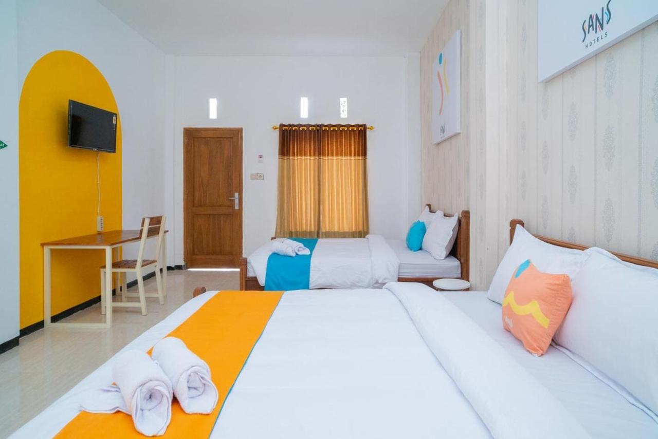 Sans Hotel Queen Batu Sumber Brantas Luaran gambar
