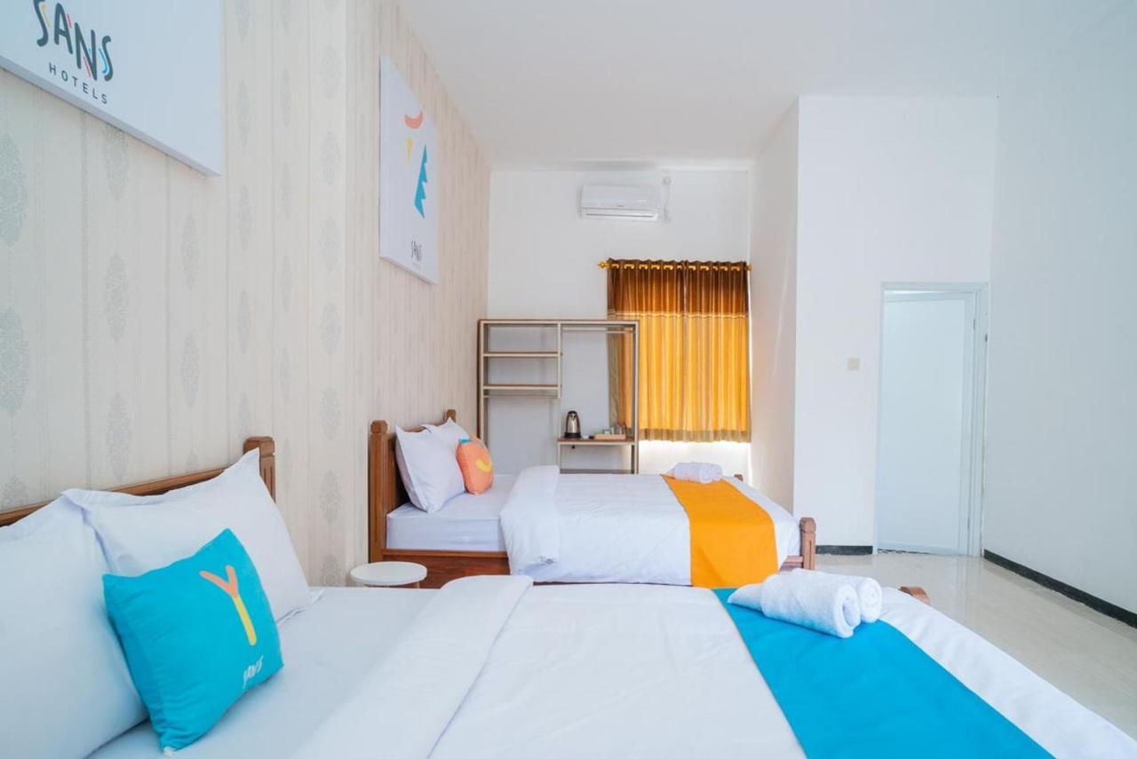 Sans Hotel Queen Batu Sumber Brantas Luaran gambar