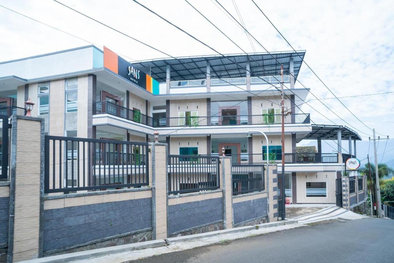 Sans Hotel Queen Batu Sumber Brantas Luaran gambar