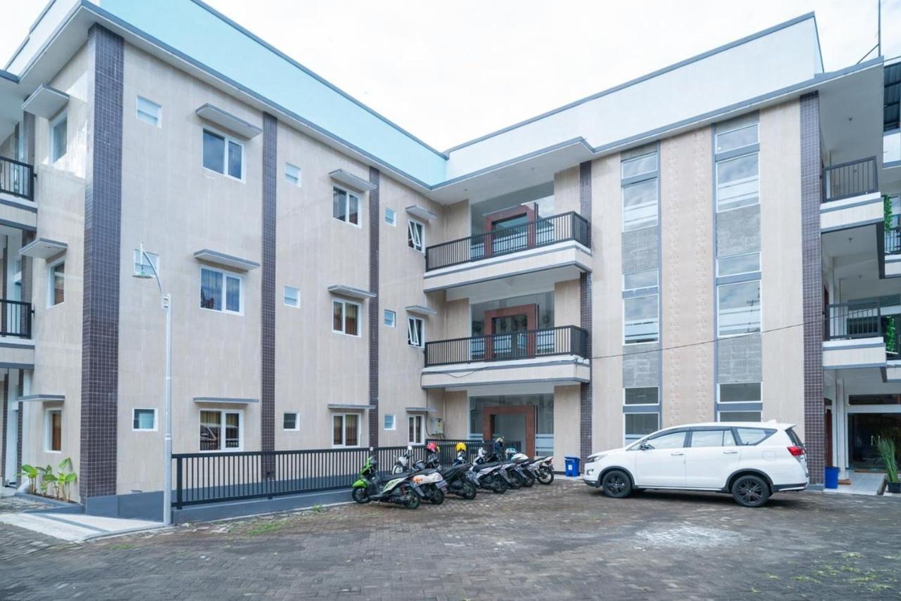 Sans Hotel Queen Batu Sumber Brantas Luaran gambar