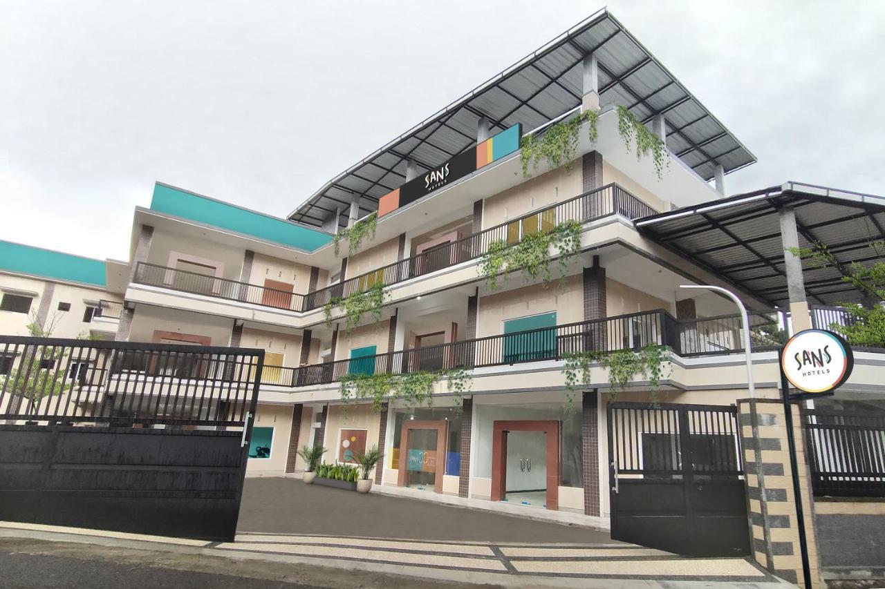 Sans Hotel Queen Batu Sumber Brantas Luaran gambar